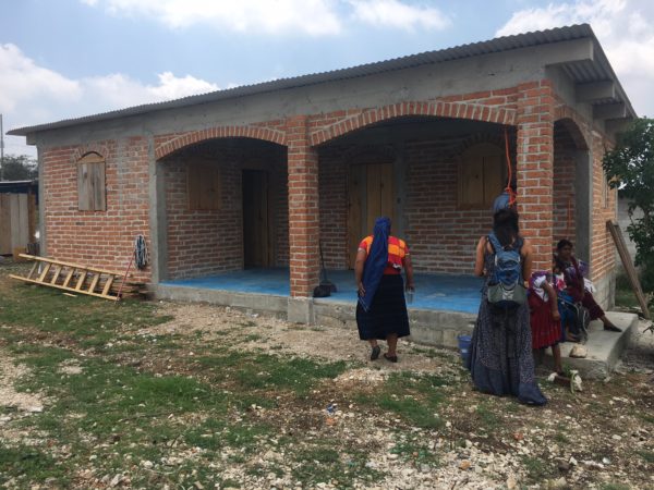 El olor a barro, a naturaleza se dejó sentir apenas abrió la puerta don Chilo. Sin pensarlo Malavi se dirigió al patio de la casa, al fondo, donde se hallaba el taller de don Chilo, quien la siguió sin chistar palabra. Don Chilo sabía que su sobrina tenía un gusto especial por el taller de alfarería.