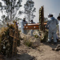 Trabajadores del panteon de San Lorenzo Tezonco en Iztapalapa, sepultan en la fosa común cadaveres por covid19