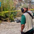 Un reportero en Chilpancingo cubre un hecho violento en estos días de contingencia sanitaria. Fotografía: José Luis de la Cruz.