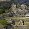 Zona Arqueológica de Toniná por México desconocido