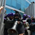 A empujones impiden protesta contra violencia feminicida en Fiscalía