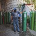 Aspectos de la venta de oxígeno en la avenida Juan N. Álvarez del centro de Chilpancingo, donde ante el aumento de contagios de Covid-19  ha crecido la demanda.