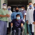 Anuncian fin de la emergencia sanitaria por Covid-19: aunque será una enfermedad que permanecerá Personal médico acompañado de una persona que superó el Covid-19.