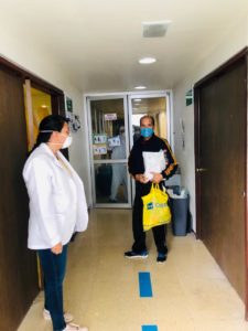 Sin pruebas suficientes, los Centros Covid en Chiapas se limitan a proporcionar recetas a los pacientes para que consigan, si es que lo logran, Azitromicina, Oseltamivir, Ivermectina o Claritromicina. Pero los medicamentos escasean en este Tuxtla invadido por el virus, y no se diga el insumo más preciado: un tanque de oxígeno. Es imposible incluso adquirir Aspirinas Protec y Redoxon.