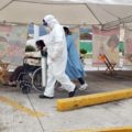 Personal médico con pacientes de Covid-19.