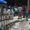 Las autoridades intentando convencer a pobladores de Pacú