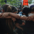 Dos manifestantes abraZan a policías durante una concentración en contra del abuso policial en el Palacio de Gobierno en la ciudad de Guadalajara, Jalisco.