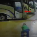En la imagen, el sexto autobús del Costa Line en el que llegaron los estudiantes normalistas a la Central de Autobuses de Iguala, la noche del 26 de septiembre, de acuerdo con los videos que forman parte de la investigación.