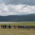 Entre las montañas de los Altos de Chiapas, un maestro rural de tiempo completo se dedica a sembrar la semilla del aprendizaje en un grupo de cincuenta niños tseltales de diversas edades. Esta es la historia de Bartolomé, un tsotsil que más que un maestro, es un padre para los niños de la comunidad Monte de los Olivos y que ha hecho de la escuela un segundo hogar para todos ellos.