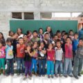 Niños y niñas de la Escuela Multigrado "Mariano Escobedo" y a la extrema derecha el Profesor Bartolomé Vázquez