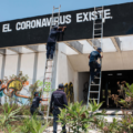 "El manejo de la pandemia". Oficiales de tránsito municipal diseñan  un cartel informativo en las instalaciones inconclusas de un centro la salud enfocado a la medicina tradicional/Foto: Isaac Guzmán