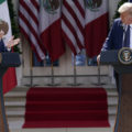 El Presidente Donald Trump escucha mientras el mandatario mexicano Andrés Manuel López Obrador aplaude durante un evento el miércoles 8 de julio de 2020 en la Rosaleda de la Casa Blanca, en Washington. Foto: Evan Vucci, AP.