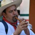 Burguete lleva más de 20 años con el cargo de pitero tradicional en las 7 danzas del municipio de Ocozocoautla de Espinosa. Cortesía: José Alejandro Burguete Sarmiento.