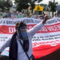 "Las cárceles no alcanzarán para podernos meter a todos”; trabajadores de la salud marchan para exigir la liberación de Grajales Yuca