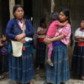 Mujeres y familias desplazadas en el municipio de Aldama, luego que tuvieran que salir a refugiarse por los constantes ataques que han recibido de parte de la comunidad de Santa Marta con quien mantienen un conflicto agrario desde hace varios años. Foto: Issac Guzmán