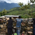 Comuneros del municipio de la comunidad de Tabak,  Aldama se mantienen en alerta y con barricadas luego de que los constantes ataques con armas de grueso calibre comenzaran a ser mas constantes . El conflicto territorial con la comunidad de Santa Marta, Municipio de Chenalho, ha escalado dejando decenas de heridos y muertos. Foto; Isaac Guzmán