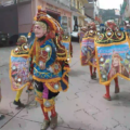 Danzantes indigenas recorren las calles de Motozintla, seguidos de los pobladores. Foto: Benjamín Alfaro