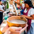 El pozol, del nahuatl pozolli, es una bebida espesa, a base de cacao y maíz de origen mesoamericano. Cortesía: Turismo Tuxtla Gutiérrez.