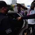 Jean Junior les dice a los policias que ahi esta su jefe de la Secretaria de Salud y que le pregunten po él. Foto: Benjamín Alfaro