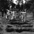 Trabajadores del panteon de San Lorenzo Tezonco en Iztapalapa, sepultan en la fosa común cadaveres por covid19