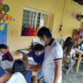Marcos ya siente que es un maestro, porque apoya a los niños y jóvenes en sus tareas. Cortesía: Marcos de León.