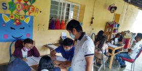 Marcos ya siente que es un maestro, porque apoya a los niños y jóvenes en sus tareas. Cortesía: Marcos de León.