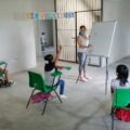 Jóvenes imparten clases de regularización a niñas y niños, de forma gratuita en apoyo a padres y madres de familia. Cortesía: Daladiel Jiménez.
