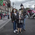 Verónica García, Alicia Jímenez García y Gerardo García Cordero, a un costado del Zócalo de la Ciudad de México, después de participar en la consulta que permita investigar y enjuiciar a expresidentes.