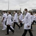 Personal médico llegando a la ceremonia en la plancha del Zócalo. / Foto: María Ruiz
