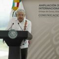 Andrés Manuel López Obrador en el Aeropuerto Internacional "Ángel Albino Corzo"
Foto: Cortesía.