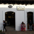 Por cada Oxxo abierto, quiebran 5 tiendas locales en San Cristóbal de las Casas En un análisis realizado para Otros Mundos A.C menciona que al menos cada ocho horas se inaugura una nueva sucursal en el país. Cortesía: Carlos Hiram.