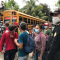 Personas de la Caravana Migrante viajaron de regreso a su país en un bus. Foto: Ángeles Mariscal.