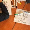 Niñas, adolescentes y jóvenes se pararon en la realizaron de sus pancartas para la camita en la defensa de sus derechos. Cortesía: Melel Xojobal A. C.