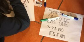 Niñas, adolescentes y jóvenes se pararon en la realizaron de sus pancartas para la camita en la defensa de sus derechos. Cortesía: Melel Xojobal A. C.