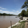 Personas cruzan, de norte a sur,  el río Suchiate para esquivar las fronteras cerradas entre México y Guatemala en agosto de 2020.