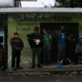 Un grupo de migrantes se resguarda de la lluvia en Tierra Blanca esperando la hora de salida del tren hacia el norte del país.