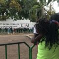 Una madre haitiana sostiene a su hija mientras hace fila afuera de la Estación Migratoria Siglo XXI. Foto de Ángeles Mariscal/Chiapas Paralelo