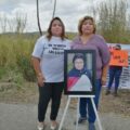 Hermana y madre de Yuri Lisset en el lugar donde fue encontrado el cuerpo de la victima. Foto: Yessica Morales.