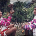 Ancianos rezadores de los cerros hacen su ofrenda en el ojo de agua Cancuc, Chiapas. Cortesía: CONECULTA-Chiapas.