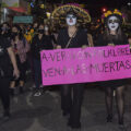 Dejaron veladoras y flores en memoria de las victimas de feminicidio. Foto Adriana Santos.