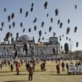 Actividad contra la exportación de armas en Berlin, ante el parlamento federal. Foto: Aktion Aufschrei