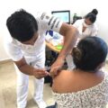 aplicaron las dosis del primer lote de 9 mil 750 vacunas para proteger a quienes se encuentran en la primera línea de atención a pacientes. Cortesía: Secretaría de Salud Chiapas