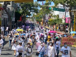 Los movimientos sociales responden a coyunturas muy específicas, generalmente locales y dirigidos para cambiar algo, pero también forman parte un contexto mayor, de un “ambiente” propicio. En los tiempos de la pandemia, en la reclusión a fuerza por la cual llevamos ya un año, se pensó que la gente no podía reunirse en las calles por temor al contagio.