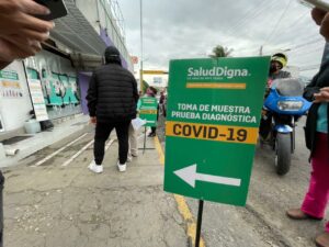 En medio de la pandemia más grave de este siglo, Chiapas es una isla de bienestar, reposo y contención del covid.

            Nadie como los chiapanecos para enfrentar con éxito, con toda una estrategia de mañas e ingenio, al virus. Y tanto es el logro, que debiéramos ser motivo de estudio para publicarse en Lancet, esa revista de punta de la investigación médica, y mínimo, ser reconocidos por la ONU, por esta innovadora, extraña y original forma de esquivar y arrinconar al covid.