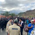 El movimiento masivo de personas se concentra en el km.177 Vado Hondo, Chiquimula. Migración Guatemala