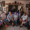 Una parte de la familia Hernández en la sala de su casa de la Alcaldía de Iztapalapa, una de las zonas más densamente pobladas de todo México. En esta casa conviven 12 personas que durante la pandemia se han cuidado al salir a la calle para trabajar, sin embargo todos comparten el mismo espacio. Foto Duilio Rodríguez