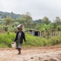 En la comunidad de Lepaguare, en el departamento de La Paz, una mujer indígena carga en su cabeza una bolsa con fruta de café cosechada para el consumo de su hogar. Lepaguare, La Paz, 19 de octubre de 2020. Foto: Martín Cálix / Contracorriente.