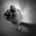El infanticidio es un delito que consiste en causar la muerte de un infante, niño o niña, de forma intencionada. Cortesía: Bebé y más.