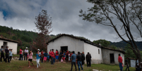 Cada domingo a partir de las 9 de mañana, la comunidad entera se reúne alrededor de la misa. Allí celebran su fe, piden por sus cosechas y se comprometen a seguir cuidando el bosque, las aguas y todos los bienes de la naturaleza.