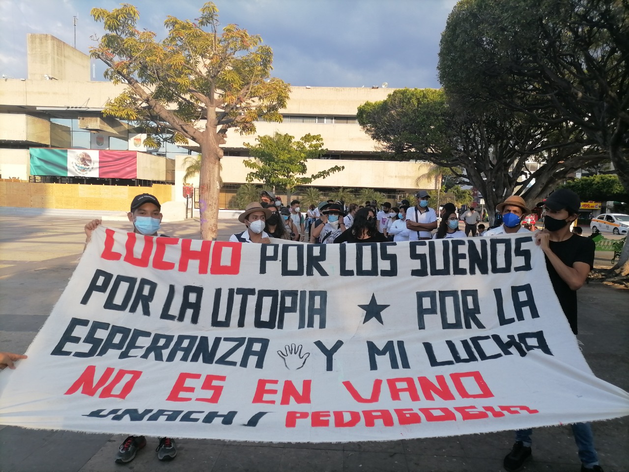 Las universidades y ser universitarios para quienes provenimos de familias obreras, representa una conquista para la movilidad social. Sin embargo, para las mujeres históricamente limitadas del acceso a los espacios de conocimientos llegar y mantenernos en las universidades implica un doble esfuerzo; más en un estado como Chiapas que lleva décadas encabezando los índices de pobreza, con un porcentaje mayor de mujeres en pobreza extrema.